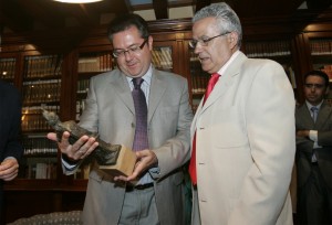 Juan Espadas recibe una réplica de La Pepa en la biblioteca del Casino Gaditano.