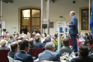 Rodrigo Rato se dirige al auditorio del Foro de Cádiz, reunido ayer en el Palacio de Congresos