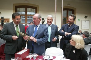 Rato recibe un recuerdo del Foro, que le entregó Antonio Pulido, presidente de El Monte, junto a Miguel Nuche, José Martínez de Salazar y Teófila Martínez