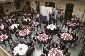 Un gran número de personas siguieron la intervención de Rodrigo Rato desde el patio central del Palacio de Congresos de Cádiz