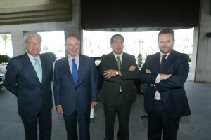 Miguel Nuche, presidente del Casino Gaditano; Rodrigo Rato; Antonio Pulido, presidente de la caja de ahorros El Monte, y José Joly Martínez de Salazar, presidente del Grupo Joly, posan en la entrada del Palacio de Congresos.